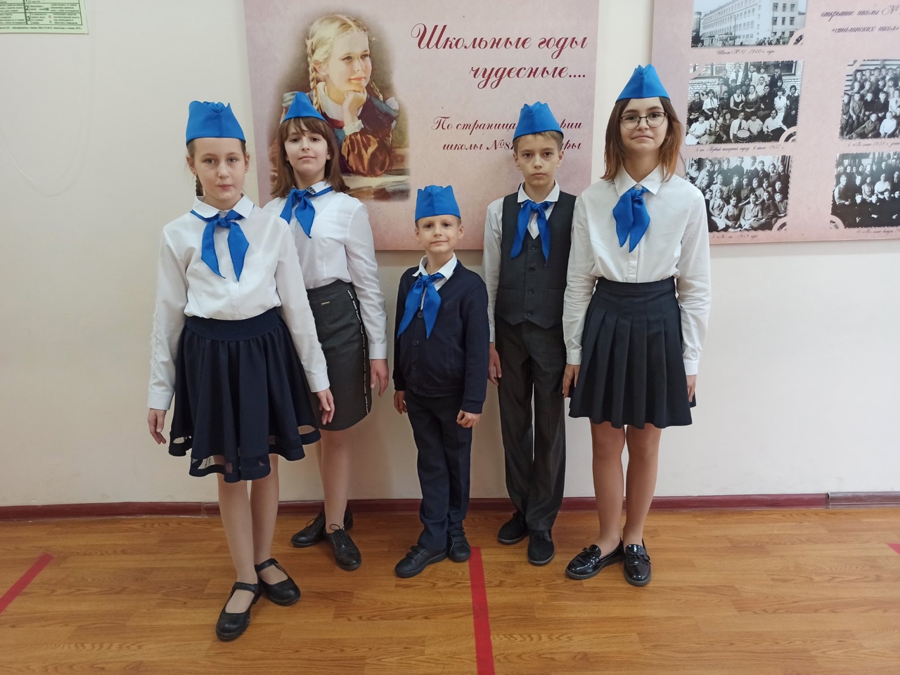 16 и 17 октября актив школьного музея провел обзорную экскурсию по фотовыставке истории школы «Школьные годы чудесные…»