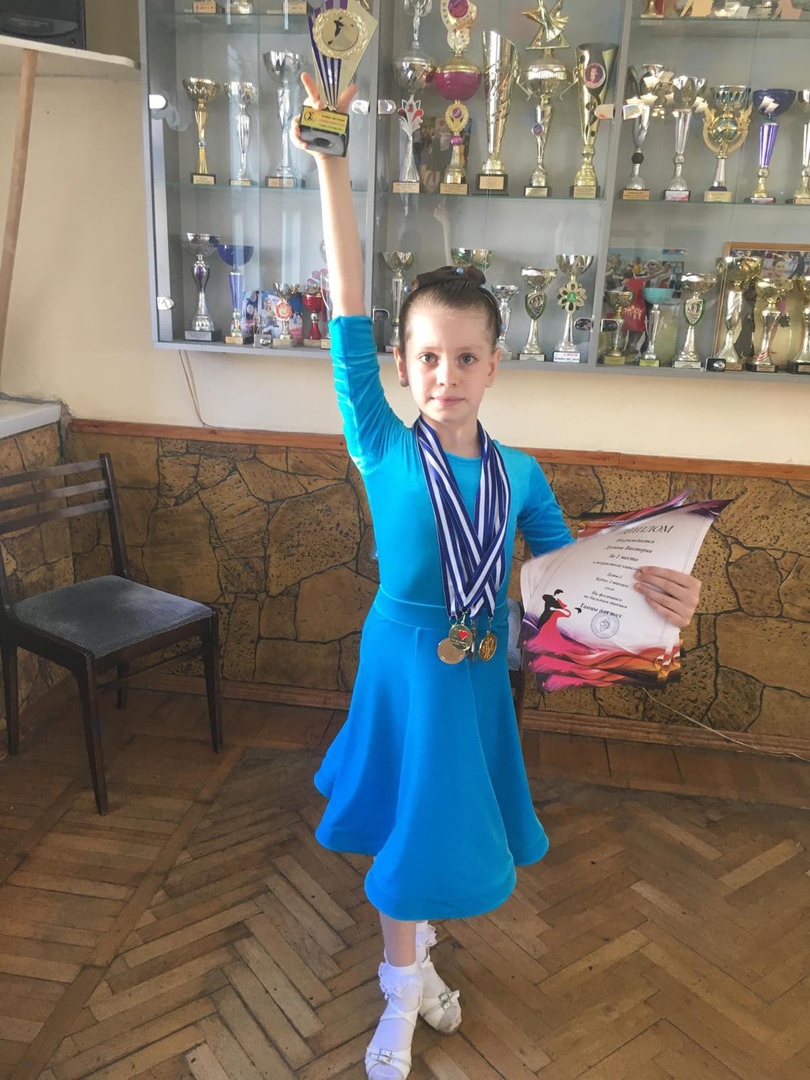 В минувшее воскресенье, в г. Самаре, состоялся фестиваль по бальным танцам «Танцы для всех», в котором Дудина Виктория, ученица 3 «Б» класса, заняла почётные призовые места в разных видах танцев.
