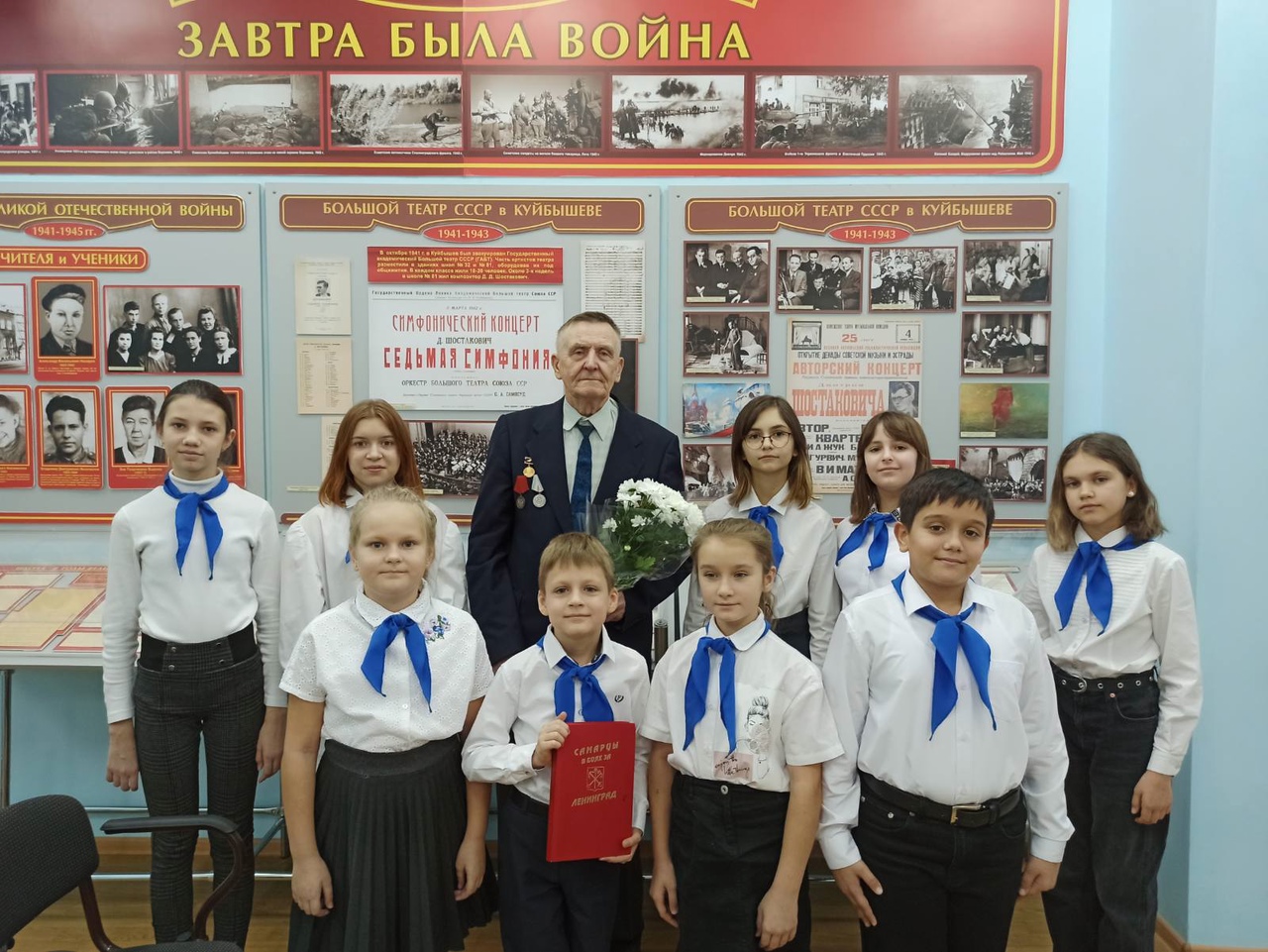 12 декабря в музее нашей школы прошел Урок Мужества, посвященный Блокаде Ленинграда, начавшейся осенью 1941 года.