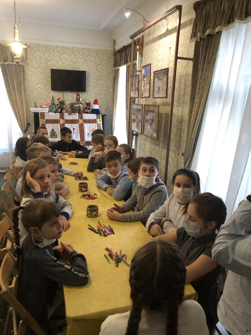 6 декабря ребята 3 «Б» класса посетили новогоднюю выставку «Сувенир за сувениром» в музее В.И.Ленина.