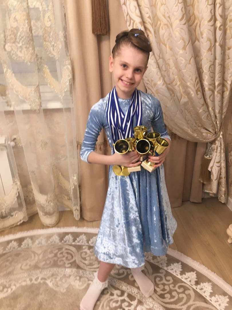 28 ноября ученица 3 «Б» класса Виктория Дудина успешно выступила на традиционном турнире по спортивным танцам «Танцы для всех», заняв 1 место во всех категориях!!!