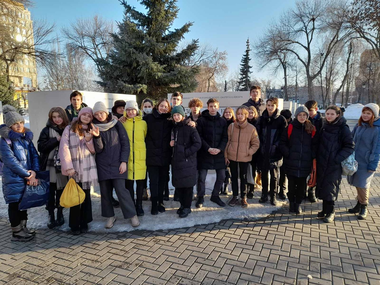 Сегодня учащиеся нашей школы посетили уникальную выставку под открытым небом на площади Куйбышева, посвященную истории прокуратуры.