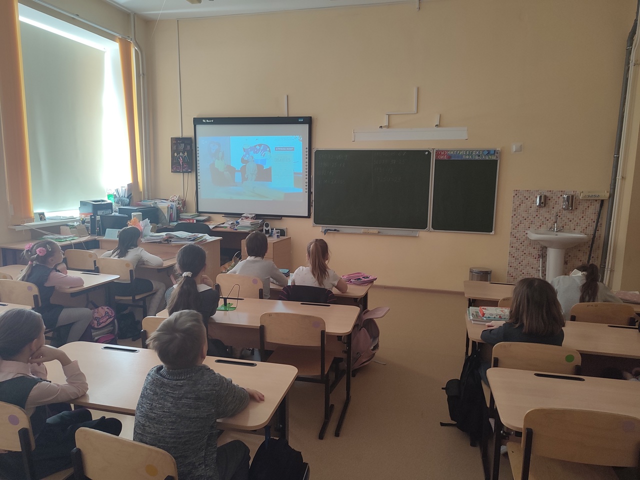8 апреля учащиеся нашей школы приняли участие во Всероссийском онлайн-уроке «Детская и подростковая литература»