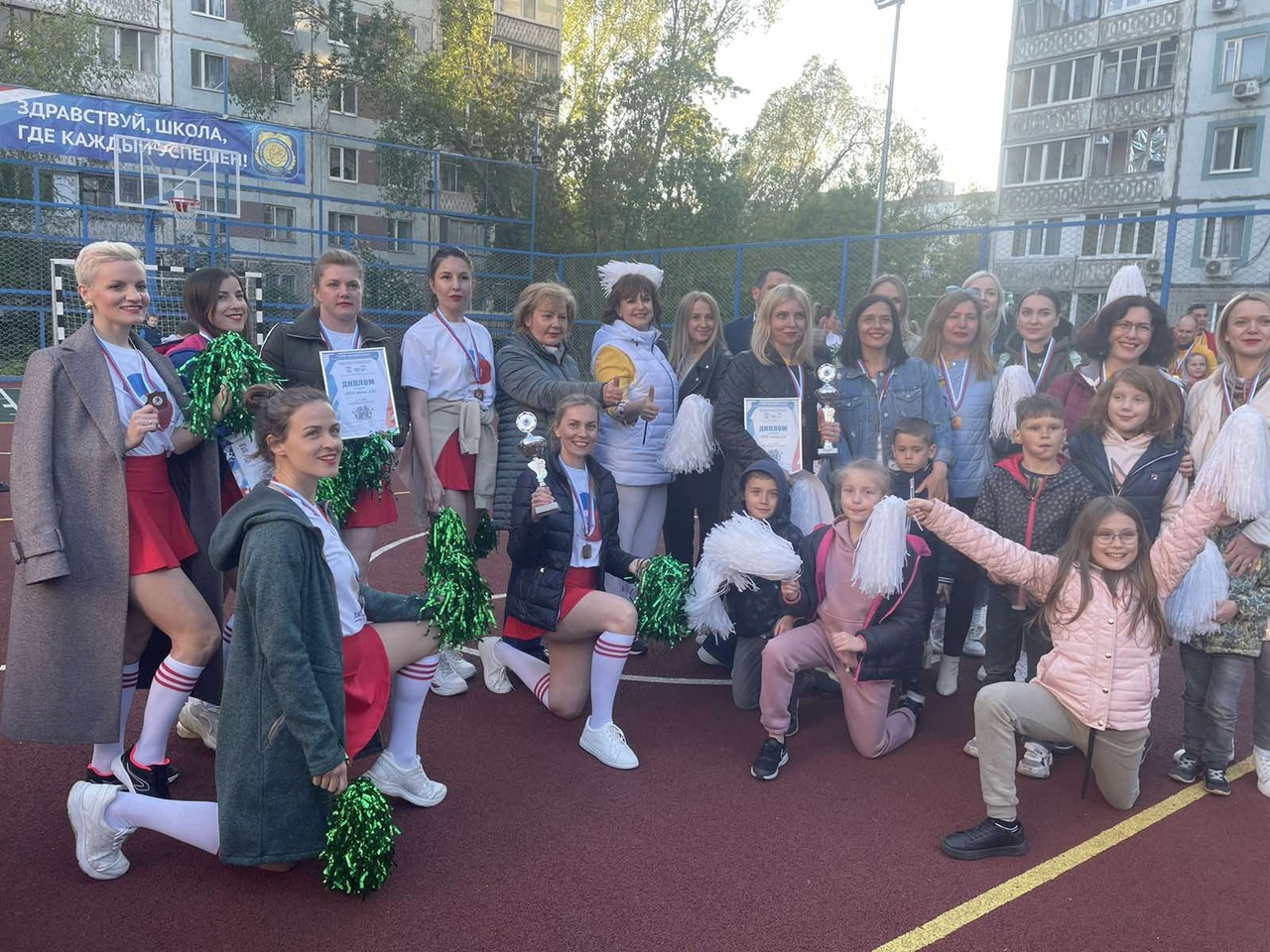 Сборная команда наших мам по чир-спорту «Перчинки» заняла достойное III место среди команд Ленинского района!