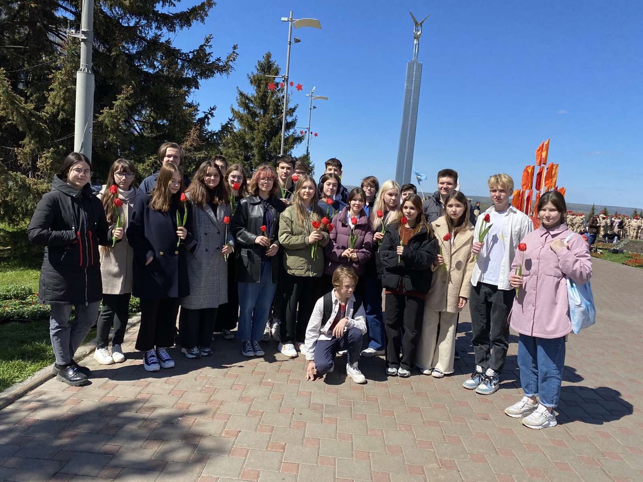 6 мая ученики 8 «А» класса почтили память героев Великой Отечественной войны и возложили цветы к Вечному огню.