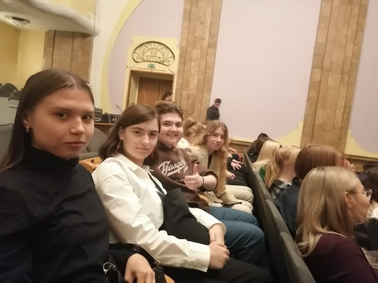 Истинные любители драматического искусства, учащиеся 9В , 11А и 11Б, посетили спектакль ,,Скупой,, по пьесе Мольера в Самарском художественном театре.