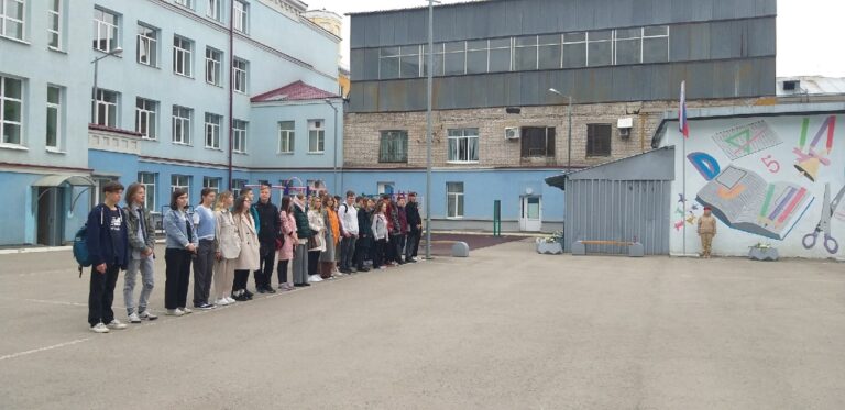 В нашей школе состоялась уже традиционная линейка, на которой был поднят Государственный флаг РФ