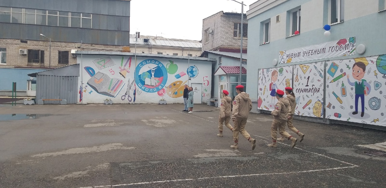 В нашей школе состоялась торжественная линейка, на которой был поднят Государственный флаг РФ