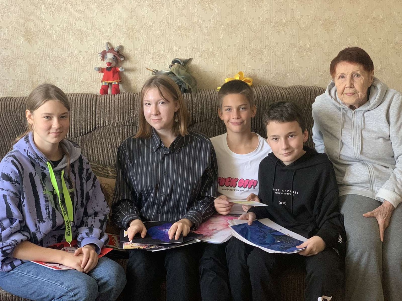 В преддверии профессионального праздника Дня учителя учащиеся 8 «А» класса поздравили Рындину Светлану Петровну.