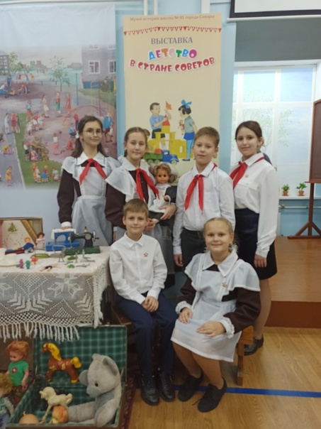 С 19 октября 2022 года в музее нашей школы проводятся экскурсии по выставке «Детство в стране Советов», которая посвящена 100-летию создания СССР.