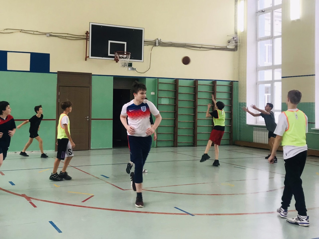 В преддверии Дня народного единства в нашей школе прошли соревнования по баскетболу!
