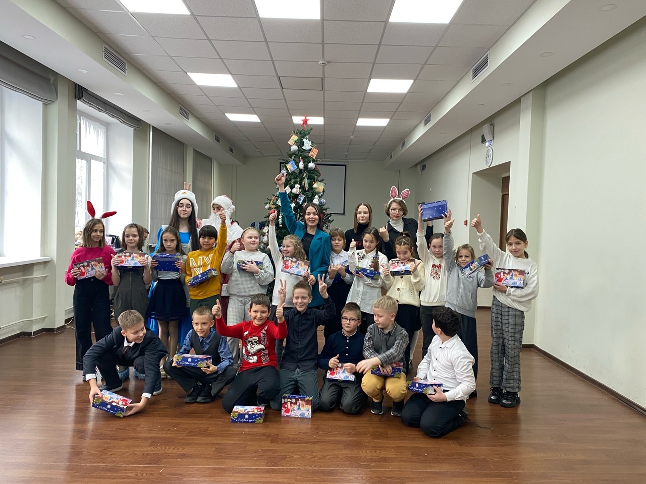 Старшеклассники вручили Новогодние подарки ребятам начальной школы!