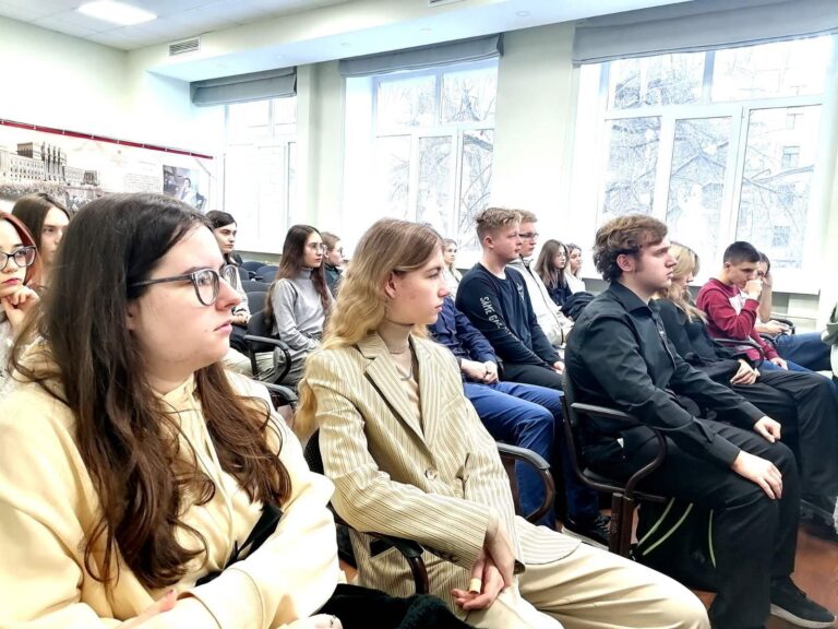 Для учащихся 11-х классов «Разговор о важном» провёл Мурзинцев Андрей Владимирович, представитель ветеранского сообщества силовых ведомств.