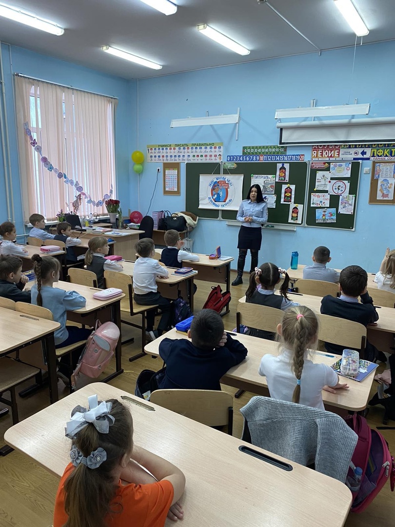 9 марта состоялась встреча сотрудника ГИБДД , Юлией Анваровной, с учащимися 1 Г класса- юным ЮИД отрядом «Дорожный патруль».