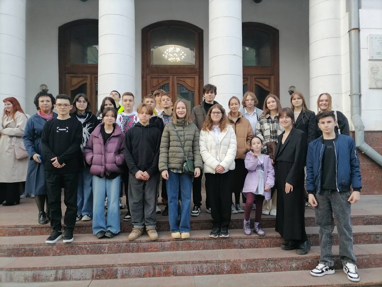 9 А и 9 В классы посетили спектакль «Лариса» в Самарском художественном театре