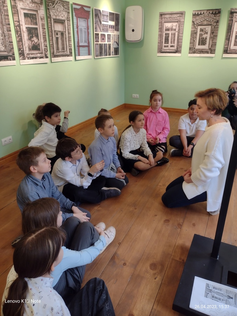 Ученики 3 Г класса посетили выставку «Самарские наличники» в музее-галереи «Заварка».