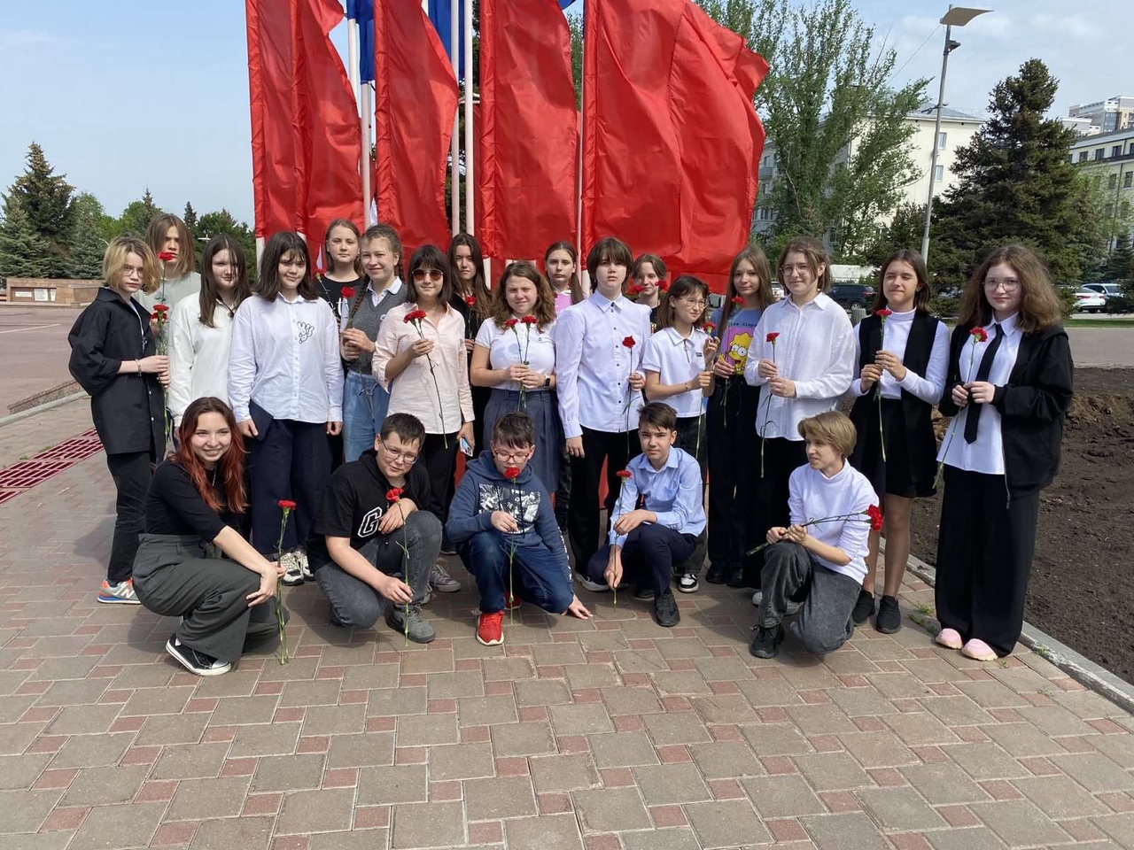 2 мая, ученики 6 г класса возлагали цветы к монументу Вечного Огня.