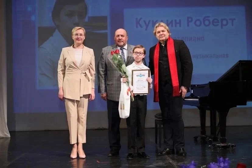 5 июня Куклин Роберт, ученик 4 В класса , был награждён Главой города Лапушкиной Е.В. и правительством г.Самары именной стипендией для одарённых детей и талантливой молодёжи.