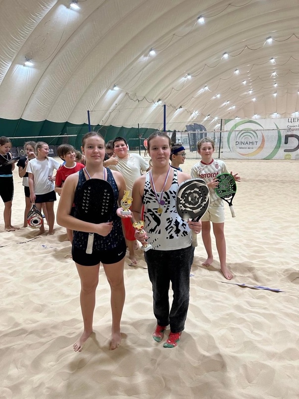 В заключительном турнире по пляжному теннису в Санкт-Петербурге ученицы 6Б класса Варя и Маша Страховы заняли 1-ое место 🥇