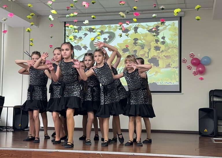 📌В честь Международного женского дня – в нашей школе прошёл 11 марта праздничный концерт.