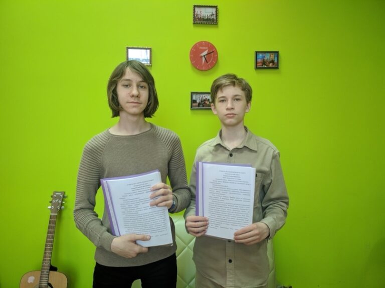 Учащиеся 8″В» класса Кудеров Алексей и Косяков Дмитрий выступили с защитой проектов по экологии в XV-й городской межшкольной конференции «Я – исследователь».